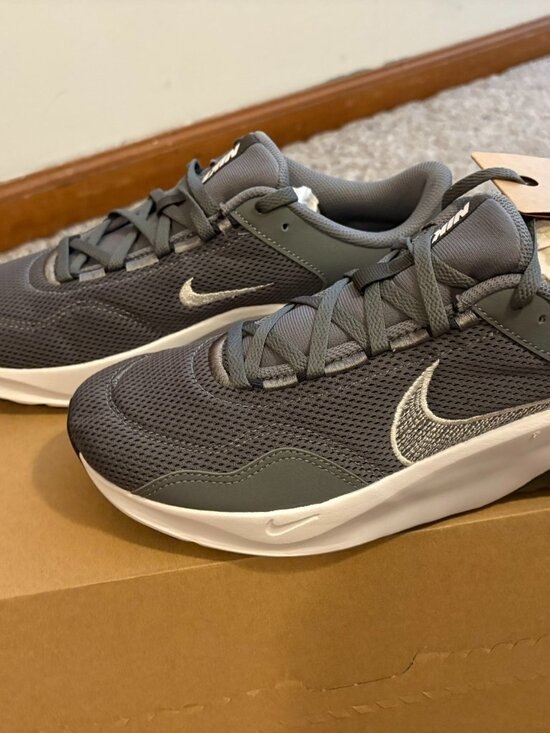 Men\'s Nike Legend Essentials Gray Size 9 Sneakers main image 6